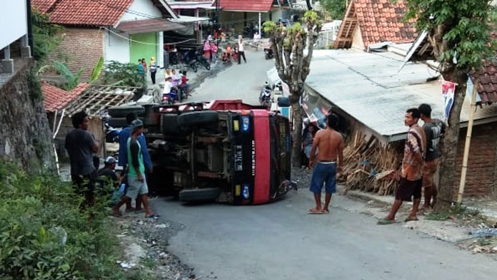 Tak Kuat Nanjak, Dump Truck Bermuatan Batu Terguling