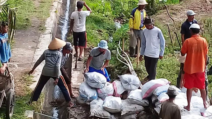 Warga Desa Sindanghayu Gotong Royong Antisipasi Banjir  dan Longsor