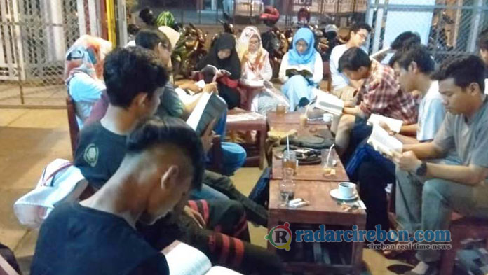 Gerakan Malam Rabu Bersama Buku, Dilarang Pegang Smartphone, Cuma Boleh Kongko dan Baca Buku