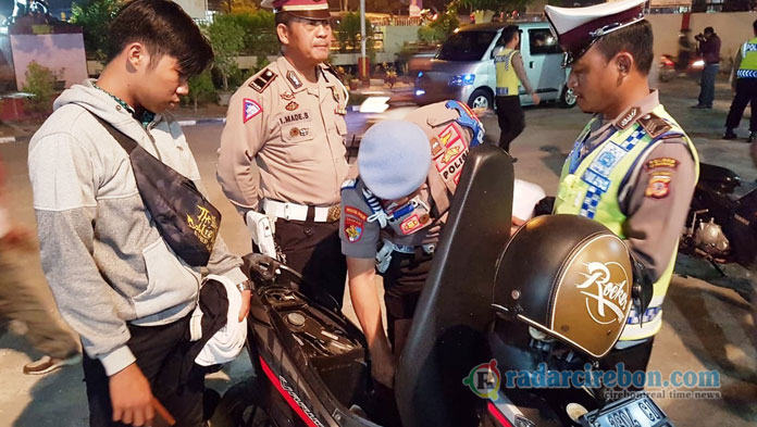 Razia di Mapolsek Weru, Polisi Tilang 26 STNK, 7 Motor Dikandangkan