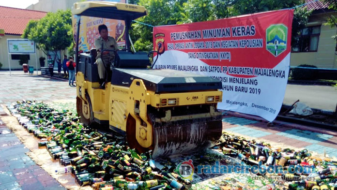 Polres Majalengka Musnahkan Ribuan Botol Miras