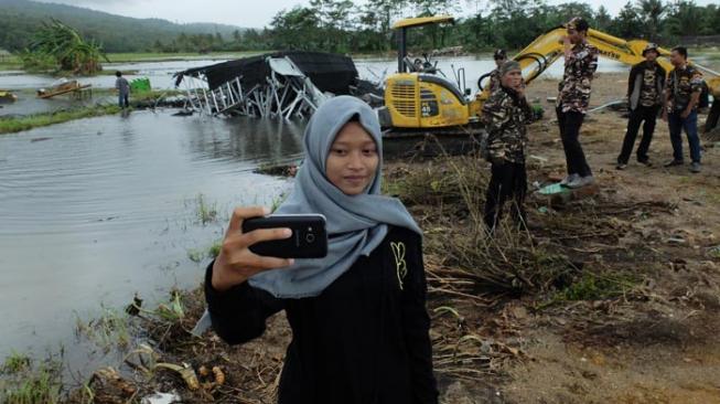 Demi Like, Warga Selfie Dekat Mayat dan Puing Tsunami Selat Sunda