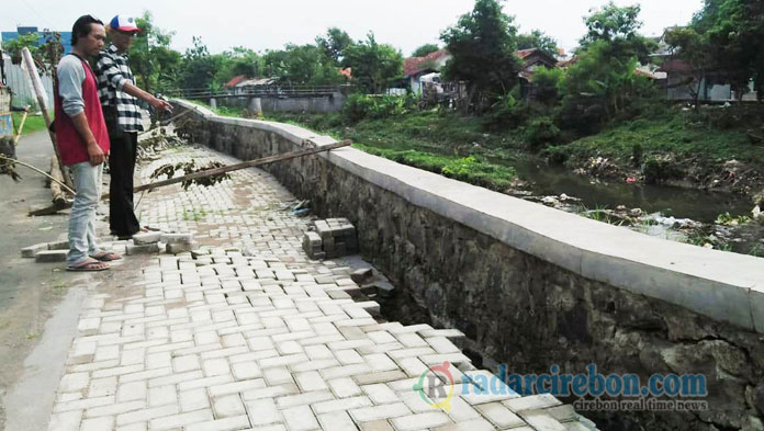 Jalan di RW 06 Suradinaya Ambles Diduga karena Bronjong Rusak