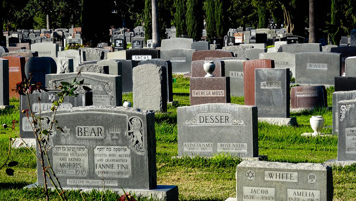 Makam Yahudi Dilukis Lambang Nazi