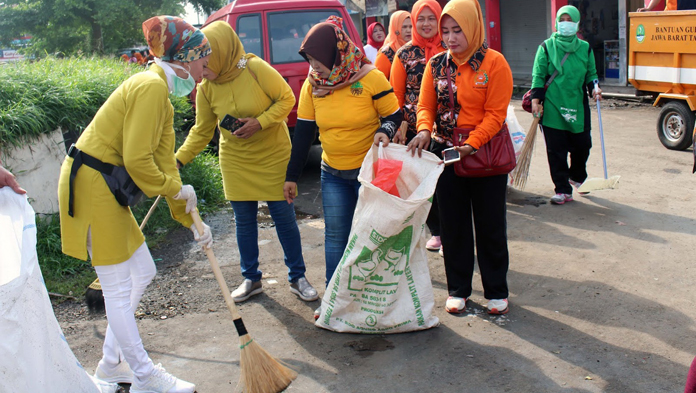 Sambut Hari Ibu dengan Aksi Bersih-bersih Pasar