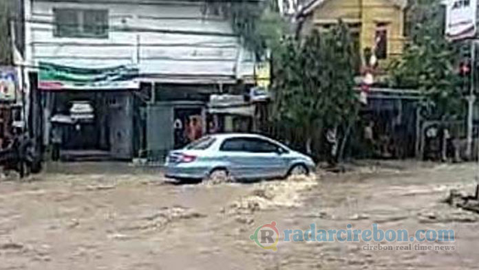 Drainase Tersumbat, Jalan Cirendang-Cigintung Terendam Banjir