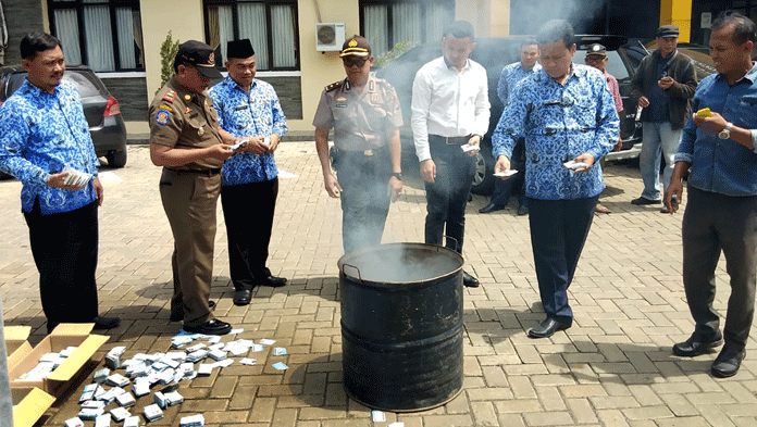 Disdukcapil Indramayu Musnahkan 10.906 E-KTP Rusak