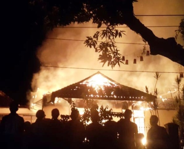 Korsleting Listrik, Rumah Andi di Desa Kadurama Terbakar