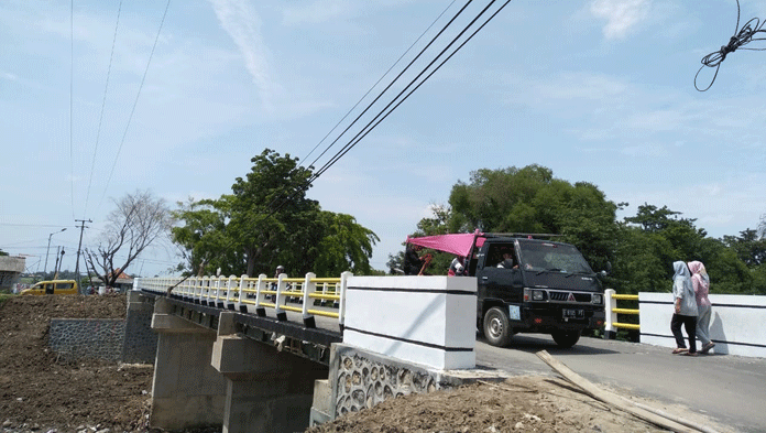 Jembatan Mulus, Warga Sawer Uang hingga Tahlilan