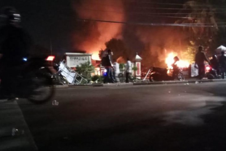 POM TNI Bersama Polda Usut Pembakaran Mapolsek Ciracas