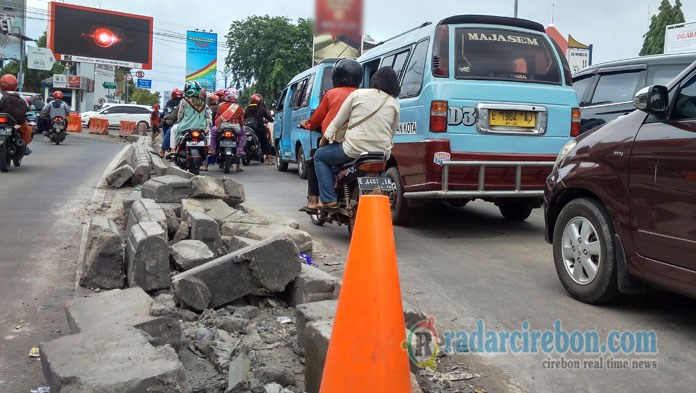 Pembatas Jalan di Gunung Sari Rusak Dihajar Mobil