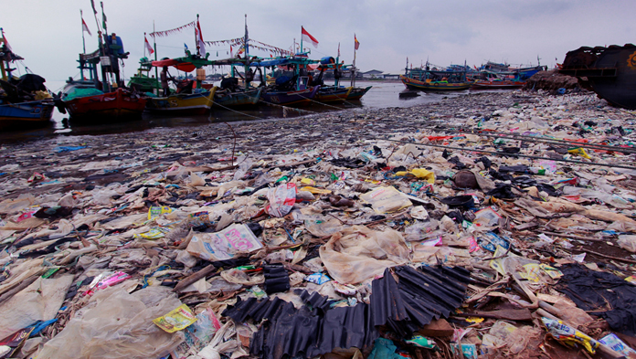 Parah, Pelabuhan Dadap Indramayu Dipenuhi Sampah Plastik