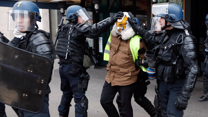 Bentrok Paris, 17 Polisi Ditusuk