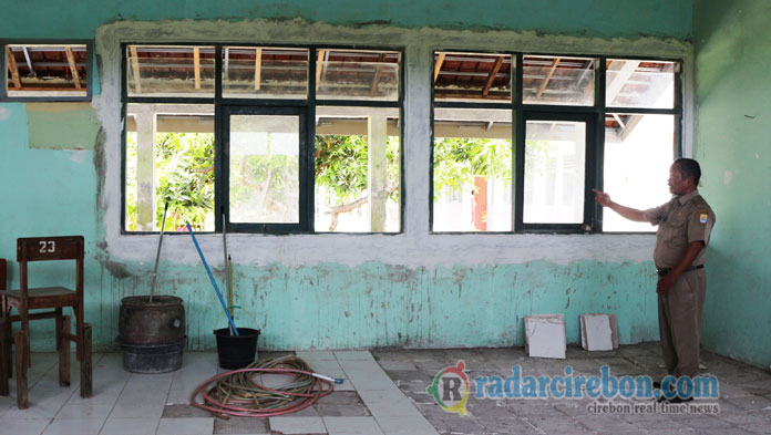 Renovasi SDN 1 Slendra Mangkrak Ditinggal Pemborong, Siswa Bergiliran Masuk Kelas