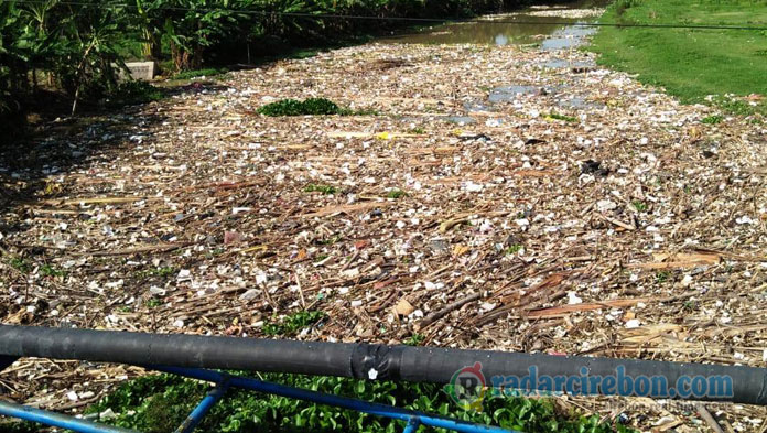 Dua Sungai di Kapetakan Dipenuhi Sampah, Kuwu Sudah Minta Diangkat tapi Belum Ada Realisasi