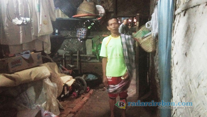 Ironis, Tiga Keluarga Tinggal di Rumah Kecil Berlantai Tanah