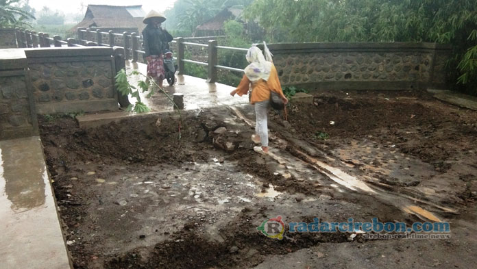 Jalan Penghubung Ambit-Ciuyah Ambles, Debit Sungai Ciberes Naik