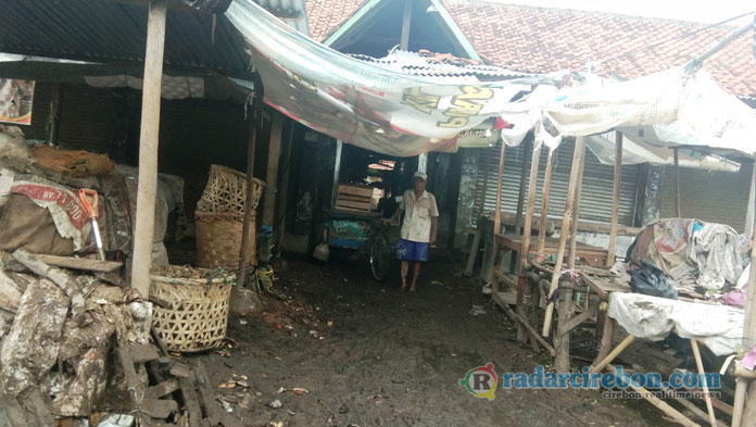 Kumuh, Pembeli Enggan Belanja di Pasar Mertapada Kulon, Pedagang Terus Merugi