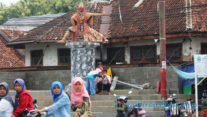 Reklame Dipotong, Patung Losari Mulai Terlihat