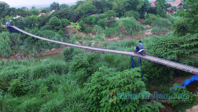 Meski Dilarang, Pemotor Maksa Lewati Jembatan Darurat Sungai Cisanggarung