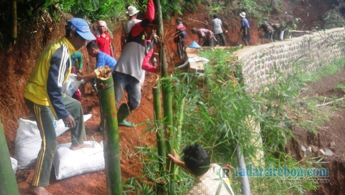 Gawat! Senderan Saluran Irigasi Cihiyeum Ambruk