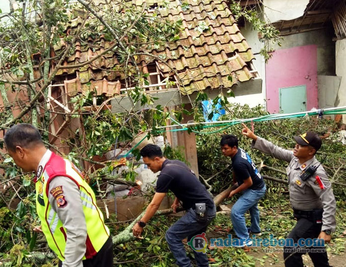 Rumah Warga Majalengka Ambruk Tertimpa Pohon