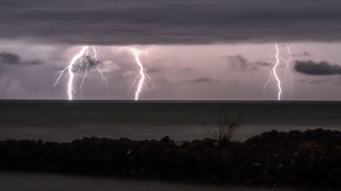 Aktivitas Gunung Anak Krakatau Cukup Tinggi, Warga Dilarang Mendekat Radius 2 Kilometer