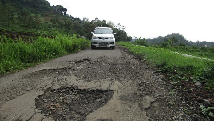 Jalan Penghubung Desa Rusak Parah, Kuwu Cikidang Minta Segera Diperbaiki