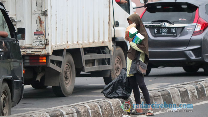 Satpol PP Bidik Pengemis “yang Beralih Profesi” Jadi Pedagang Asongan