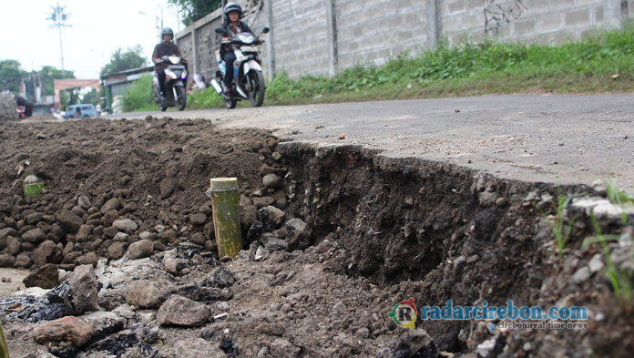 DPUPR Sebut Jalan Ambles Bukan Akibat Normalisasi Sungai