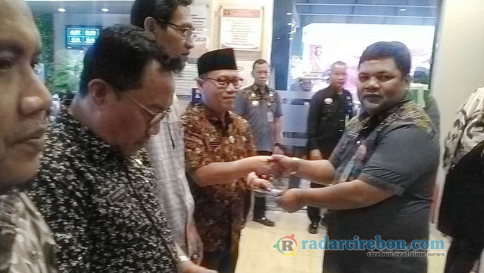 Jelang Haji 2019, Imigrasi Cirebon Serahkan Paspor ke Kemenag