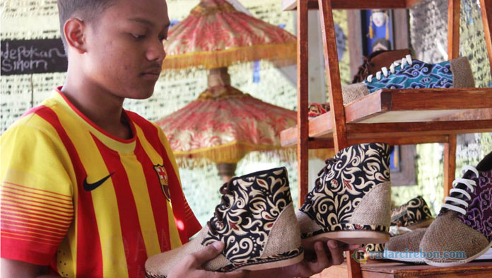 Pemuda Desa Bojong Gebang Bikin Sepatu dari Limbah Batik dan Karung Goni