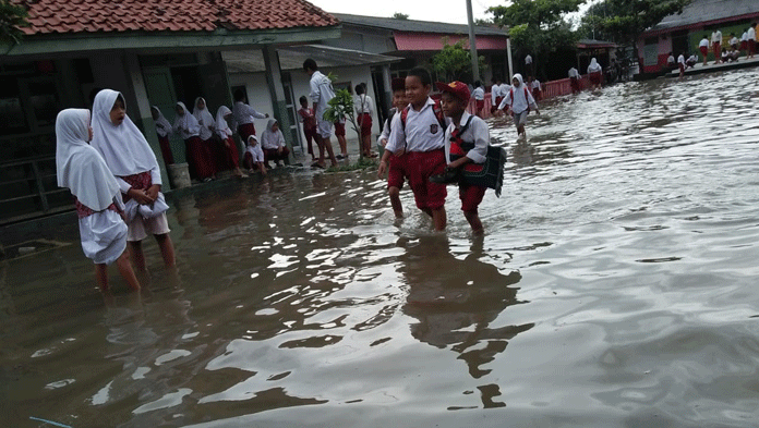 Breakwater Pesisir Kandanghaur Jebol Belum Diperbaiki