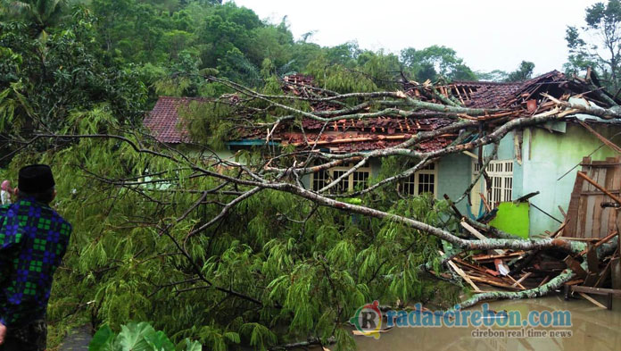 Angin Puting Beliung Terjang Tiga Desa di Majalengka