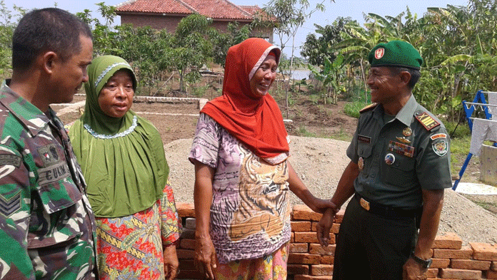 Masturoh Langsung Menangis Dapat Bantuan Rumah dari Danramil Juntinyuat