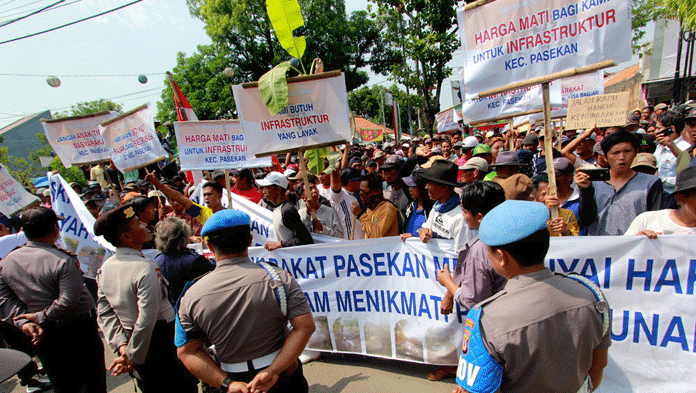 Warga Luruk DPRD Indramayu, Protes Jalan Rusak