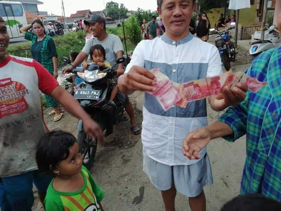 Warga Cari Uang Puluhan Juta Rupiah, Heboh di Sungai Tanjungsari Indramayu