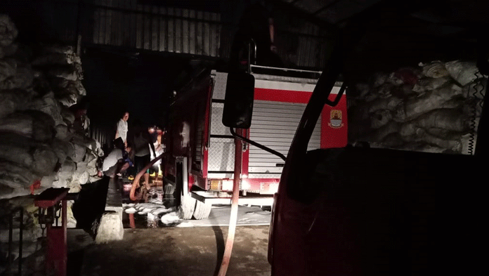 Gudang Terbakar, Truk Fuso Hangus 