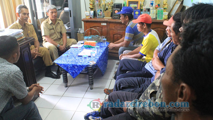 Ada Backhoe Beroperasi di Lokasi Galian C, Warga Protes, Minta Pak Lurah Bertindak