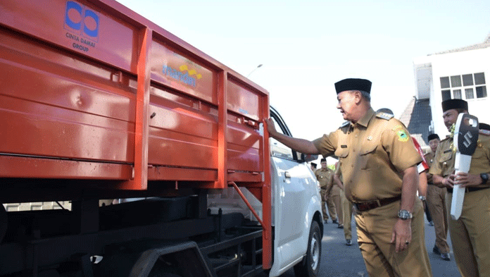 Kuningan Terima Hibah Mobil Pengangkut Sampah