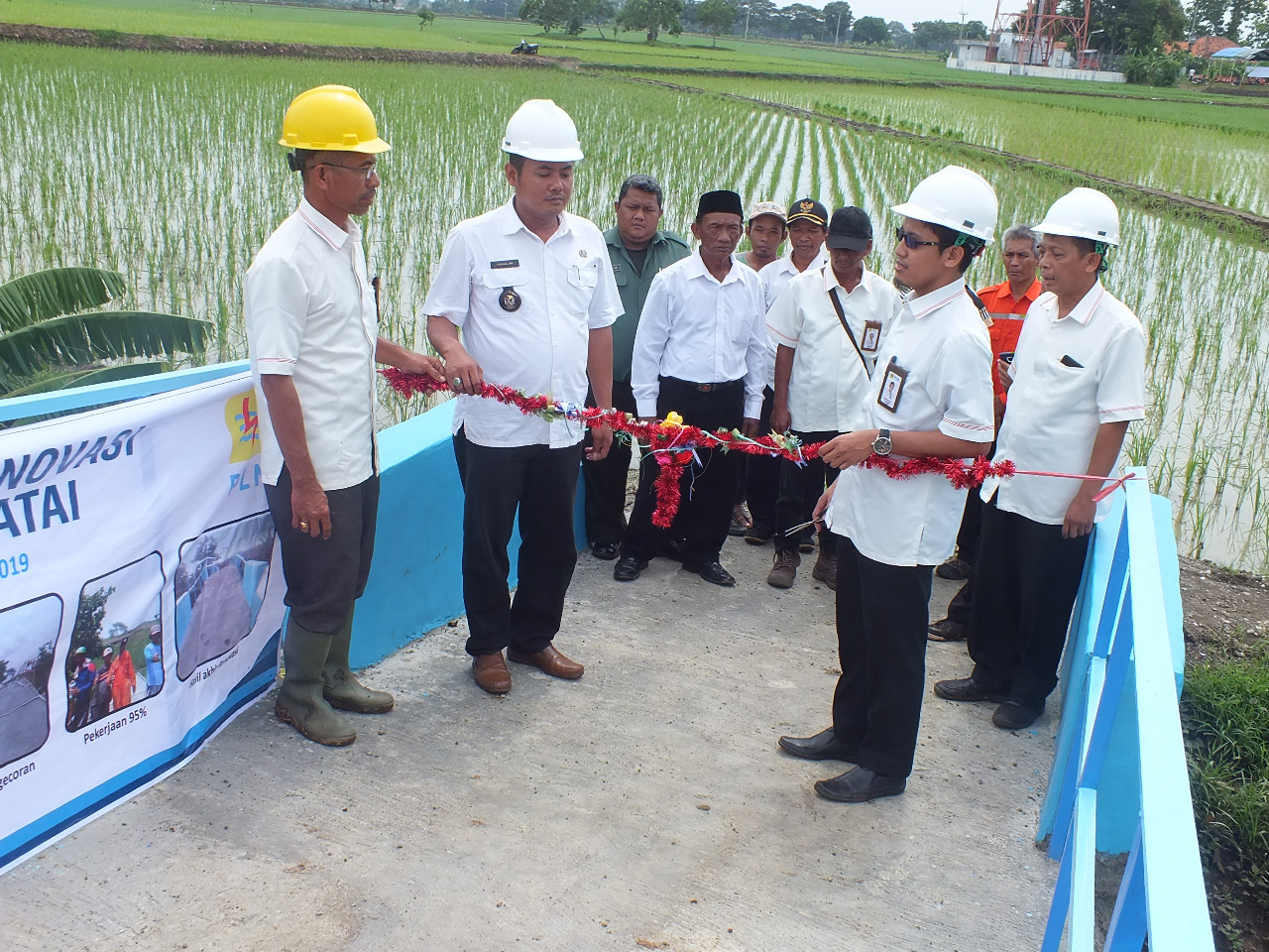 PLN UPT Cirebon Resmikan Jembatan Teratai di Desa Jatianom