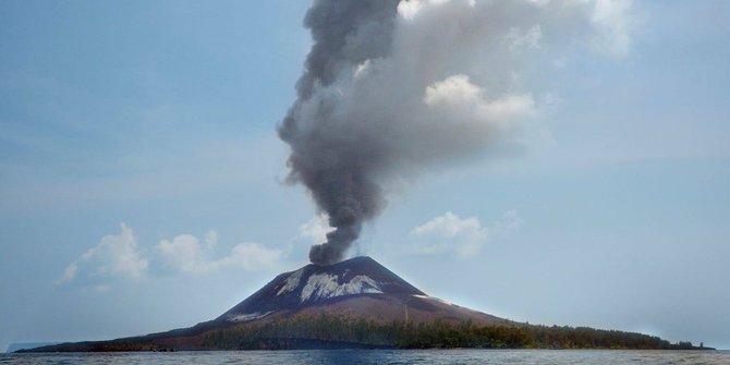 Retakan Baru Gunung Anak Krakatau, BMKG Himbau Warga Waspada Zona 500 Meter di Sekitar Pantai