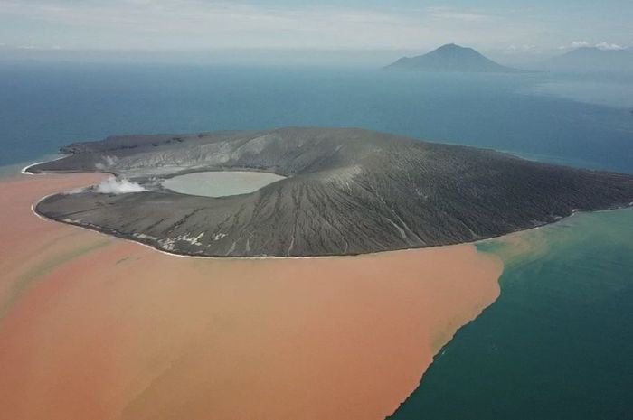 Gempa M5,0 Terjadi di Selat Sunda: Tubuh Anak Krakatau, Air Sekitarnya Berwarna Oranye