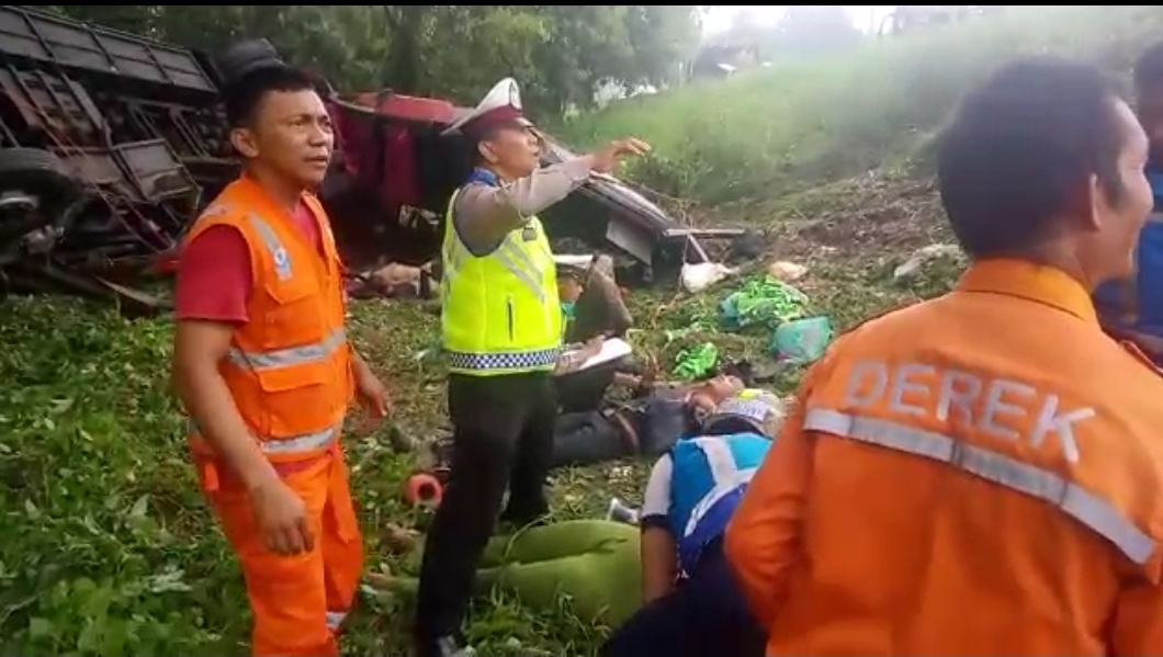 Bus Tergelincir di Tol Cipularang, 7 Penumpang Tewas