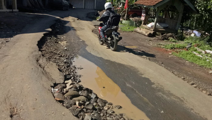 Jalan di Wilayah Majalengka Selatan Ambles, Warga Khawatir Pergerakan Tanah