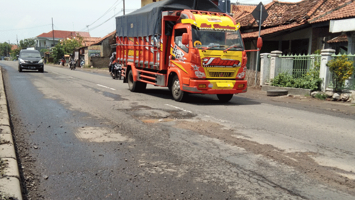 Jalan Pantura Indramayu Masih Berlubang