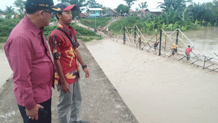 Jembatan Darurat Cibereng Terendam Arus Sungai, Akses Warga Terputus