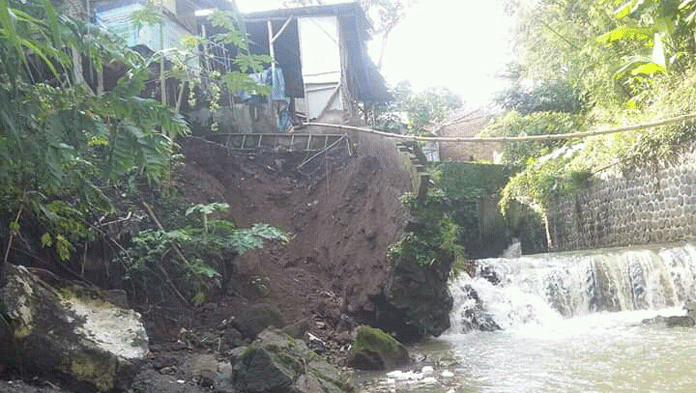 Longsor Tanggul Sungai Ancam Rumah Warga