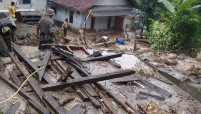 Longsor Dan Banjir Bandang Terjang Padahurip 3115