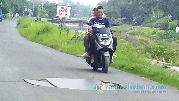 Jalan Masih Ditutup Pelat Besi, Warga Sesalkan Pemerintah Lambat Perbaiki Jalan Berlubang